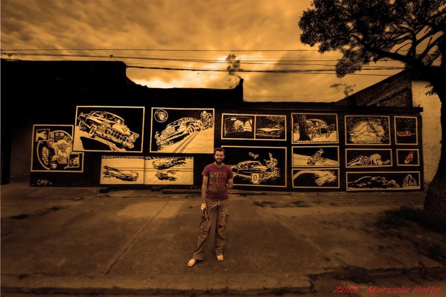 El artista con su primer mural pintado en la ciudad sobre calle Rodríguez Peña a pocos metros de 9 de Julio. 