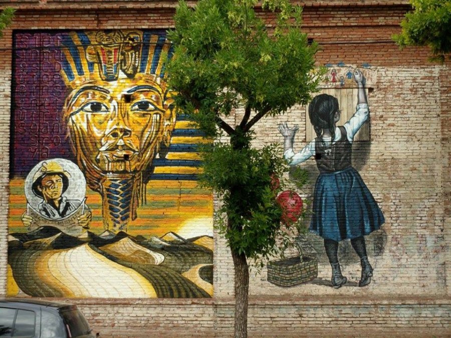 Una de las particulares intervenciones del muralista sobre las paredes de los depósitos de GAESA SA en Moreno a pocos metros de Plaza San Martín. 