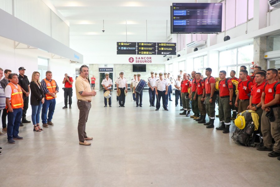 El ministro Pablo Coccoccioni saludando a los brigadistas