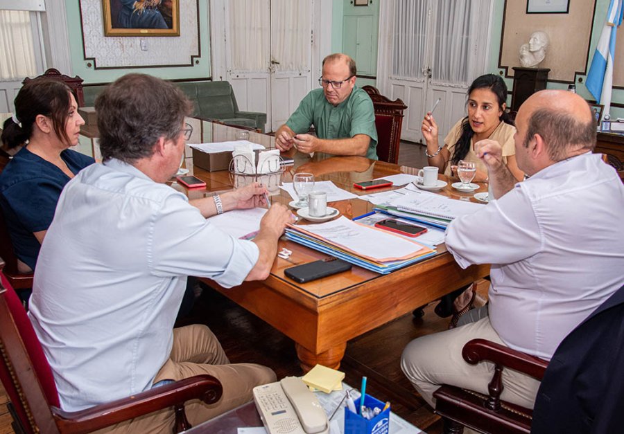 El intendente con secretarios del gabinete y el director del SAMCo