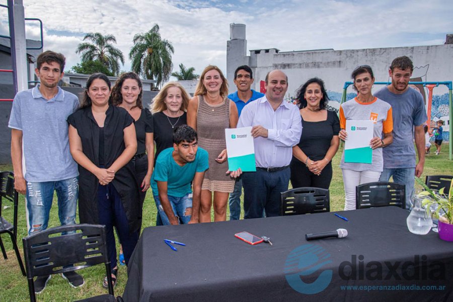 Marzo de 2024, M&uuml;ller anunciaba el contrato con AANE para mantener plazas y paseos. Una diputada, una concejal y tres secretarias todas para la foto. Tambi&eacute;n los operarios hoy destratados. - Archivo EDXD