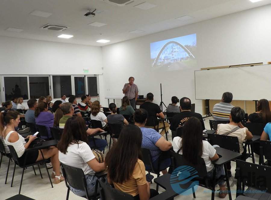 El decano Oscar Osan en diálogo con los padres de los ingresantes