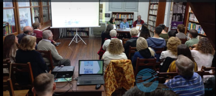 Presentación del libro en la Biblioteca Municipal - Foto RRSS Mabel Pruvost