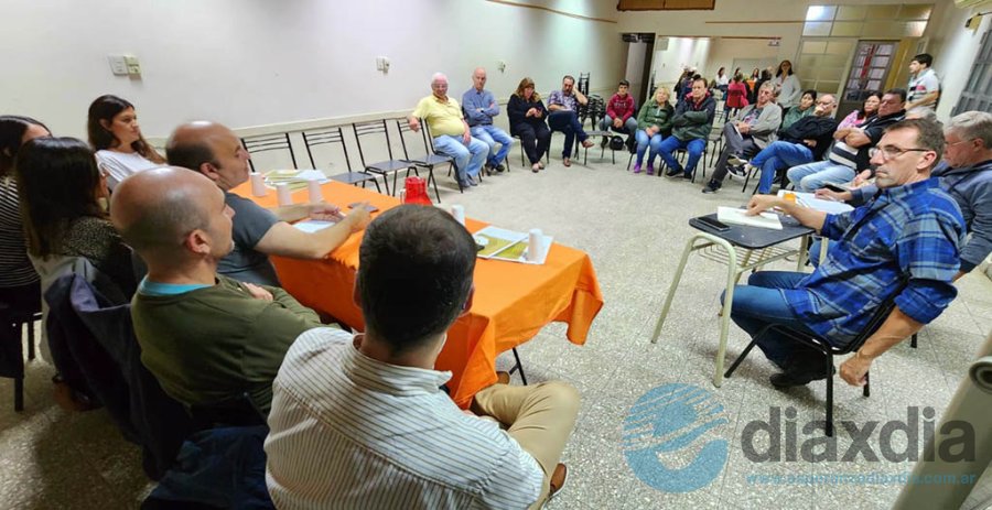 Las autoridades municipales, el presidente de la Vecinal Oeste y algunos vecinos participantes del encuentro