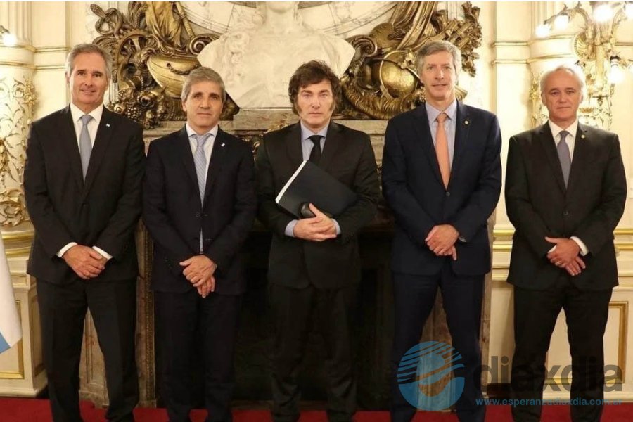 Javier Milei junto a funcionarios de Economía