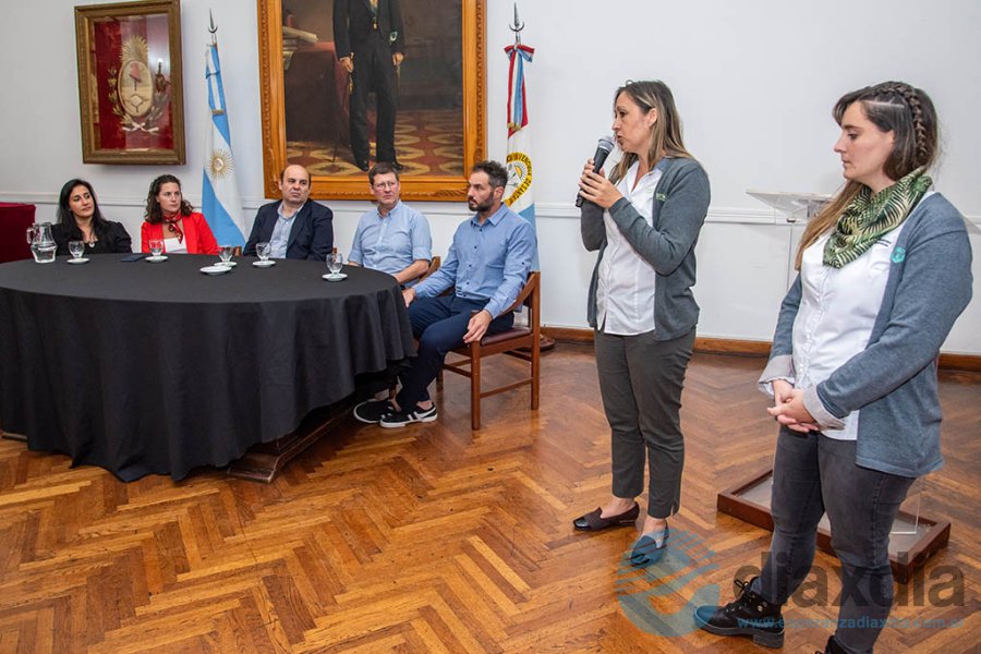 Autoridades y empleadas municipales en el acto