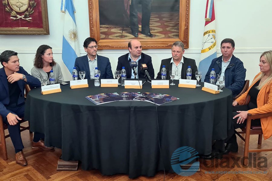 Las autoridades en el lanzamiento oficial