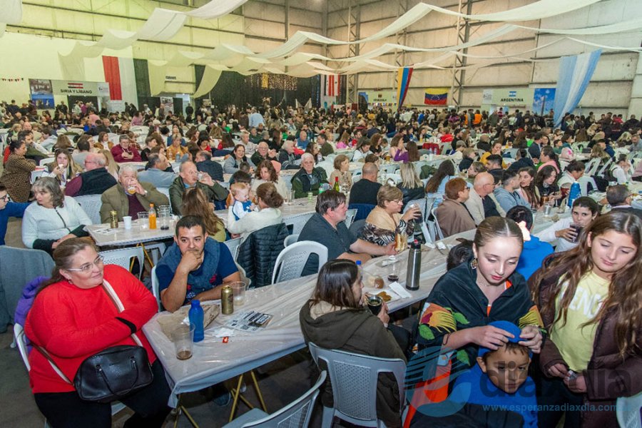 Multitudinaria convocatoria a la Fiesta de Colectividades