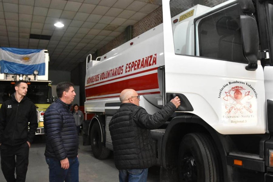 El senador provincial en la recorrida con bomberos