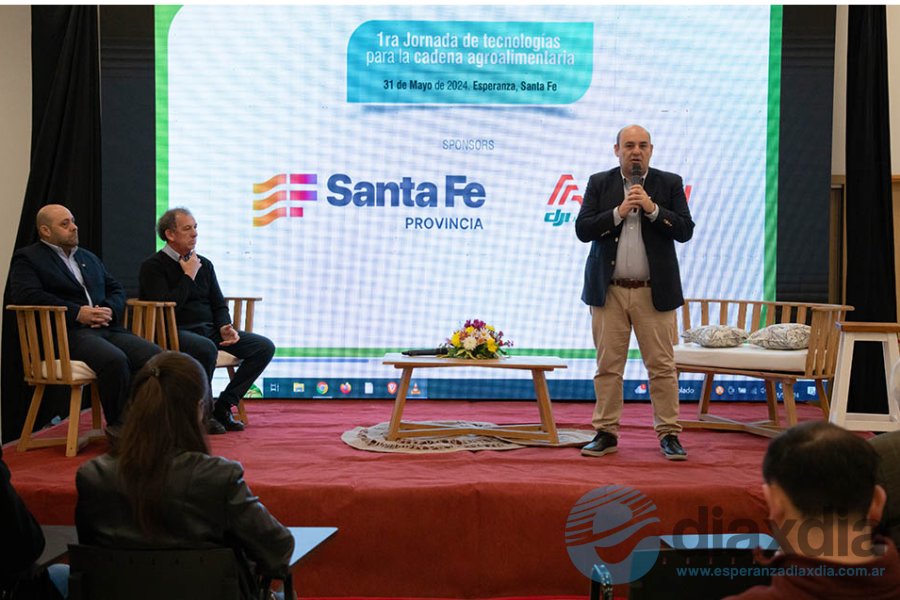 El intendente y los decanos en la apertura