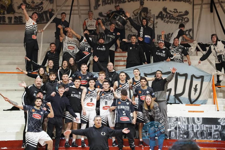 Hinchada y jugadores de Almagro en el festejo