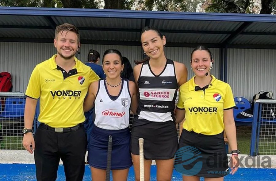 Capitanas y jueces antes del inicio del juego - RRSS Alma Juniors