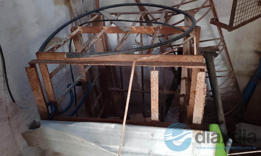 Dentro de la habitación la bomba estaba protegida por una reja que también fue rota.