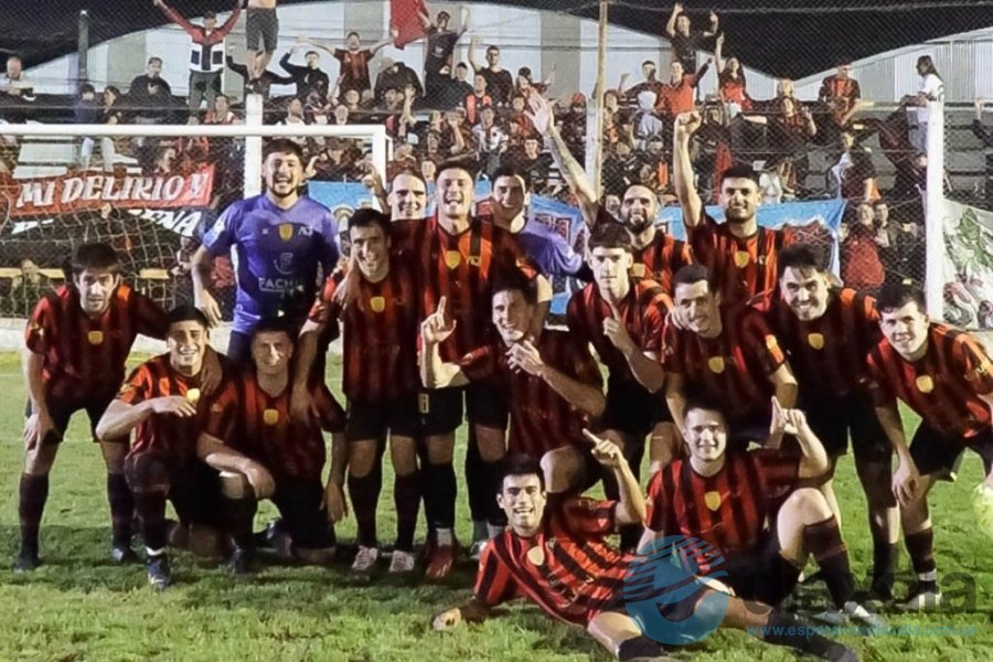 El festejo rojinegro en Pilar