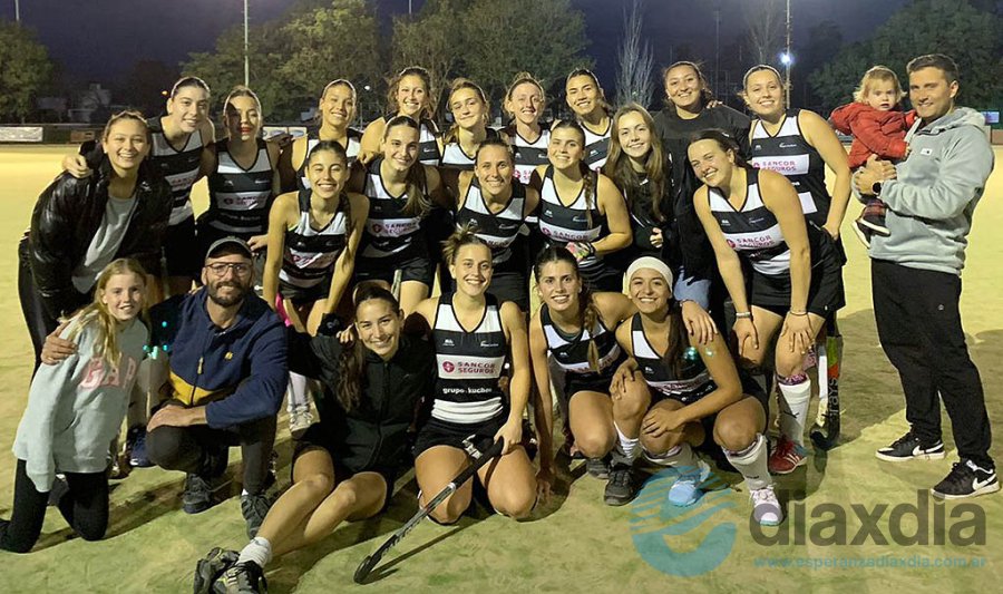 El equipo de Alma Juniors tras el doble festejo
