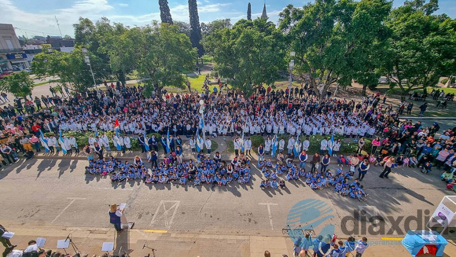 El acto realizado frente al Palacio Municipal - Foto Prensa Municipalidad de Esperanza