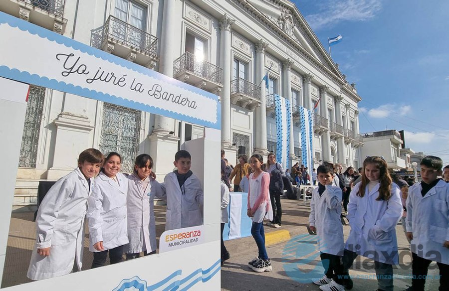 El acto realizado frente al Palacio Municipal - Foto Prensa Municipalidad de Esperanza