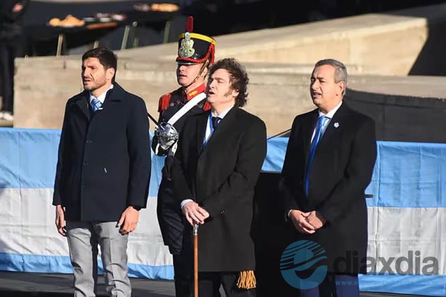 Las autoridades en el acto Día de la Bandera