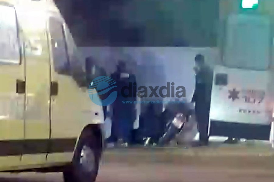 Personal médico y policial en el lugar