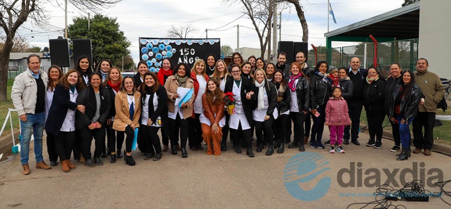 Personal docente con autoridades locales - Prensa Municipalidad Esperanza