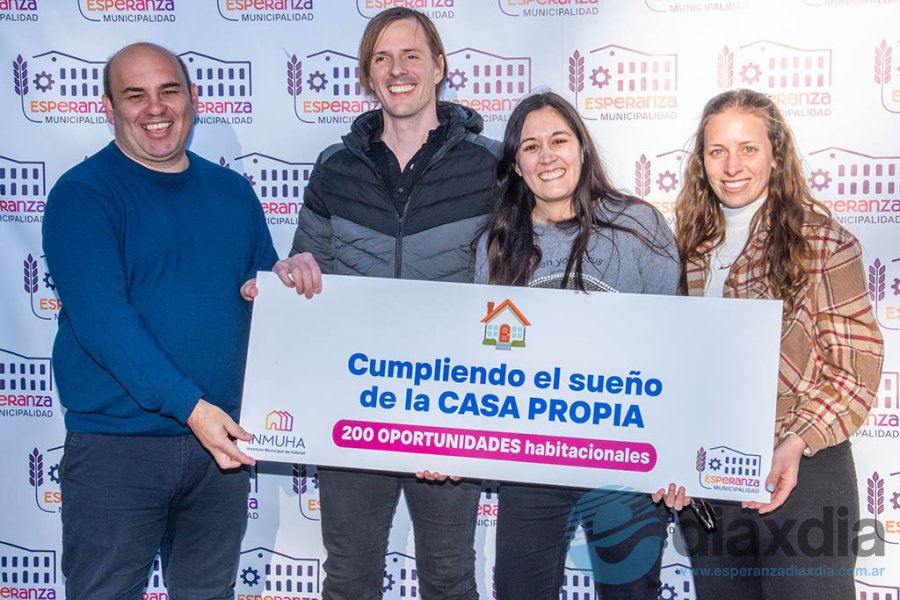 Ganadores del sorteo de un lote con autoridades - Prensa Municipalidad Esperanza