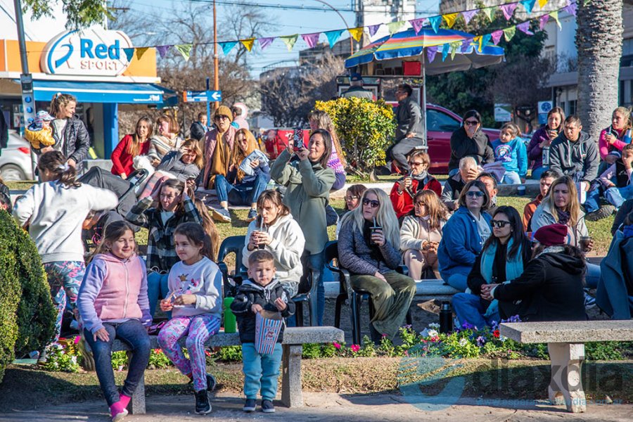 El público presente buscó el sol en la fría tarde