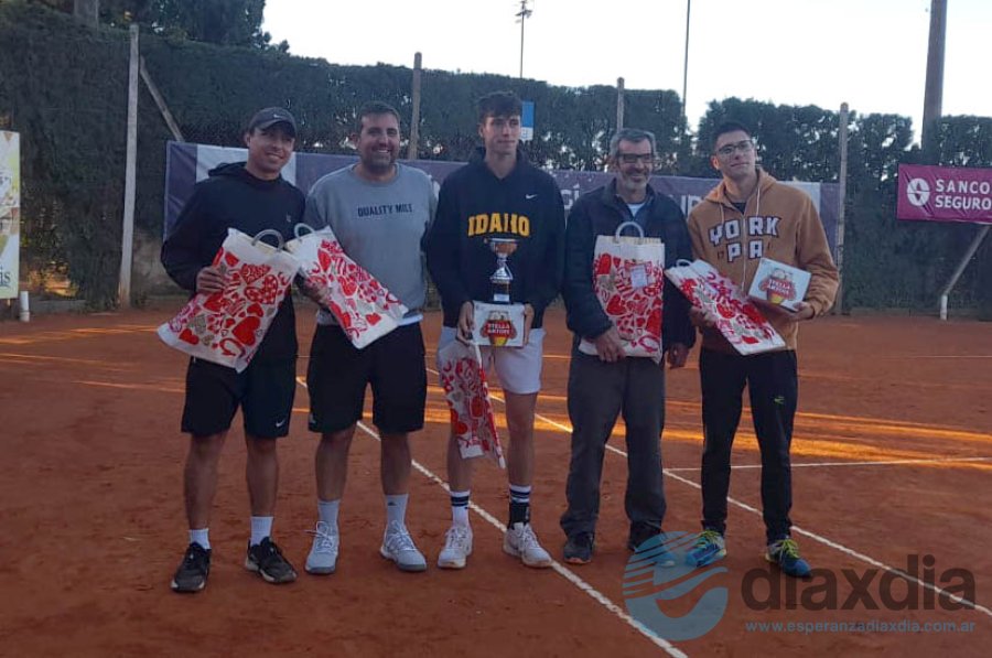 Festejos por el triunfo para el equipo del LTCE