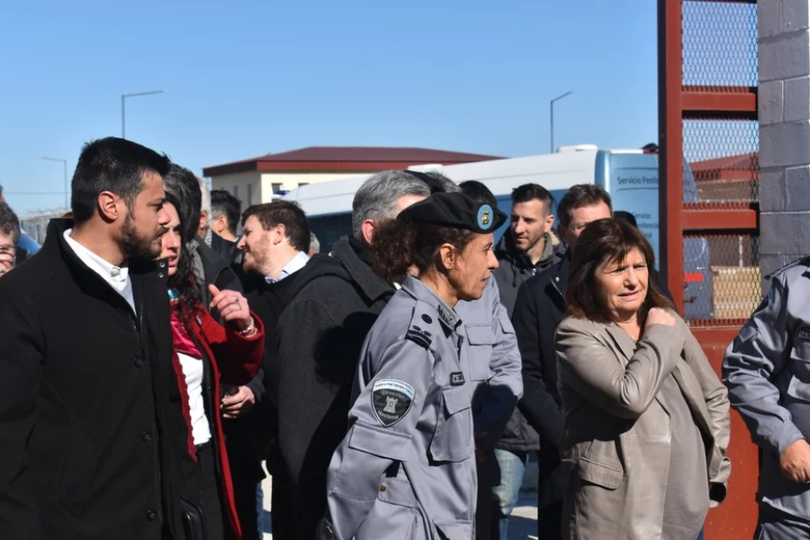 Bullrich rodeada de importante seguridad.