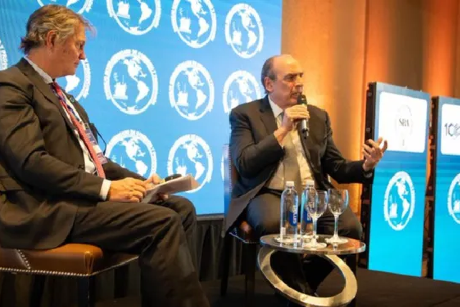 Francos expuso ante empresarios.