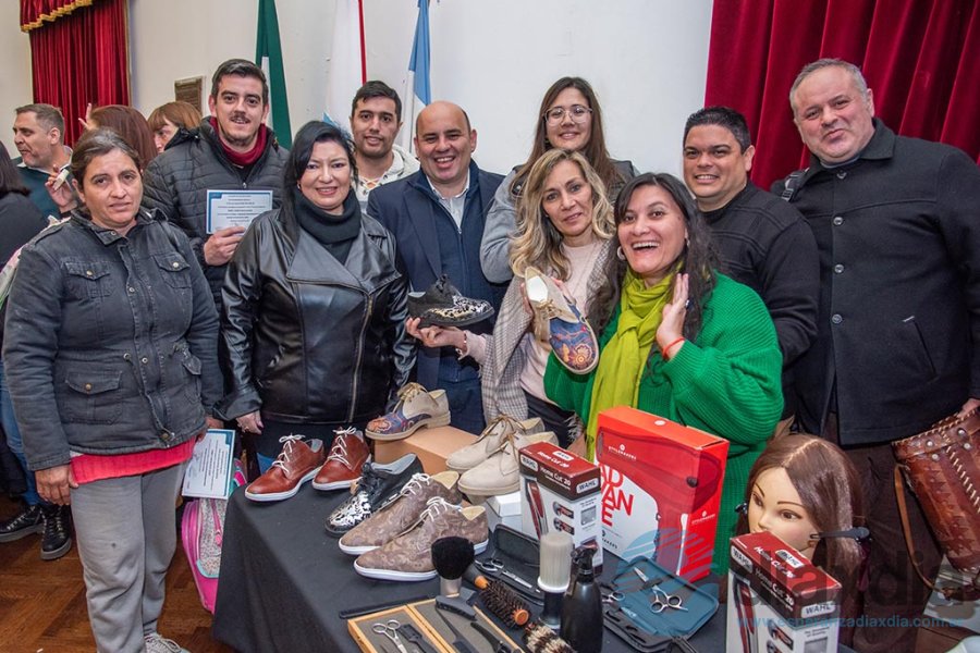 Egresados, capacitadores y funcionarios en el acto