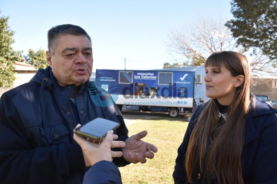 El veterinario responsable y Alejandra Van Strate
