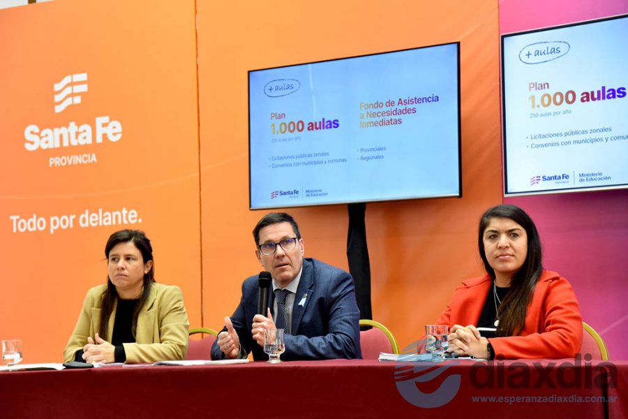 Funcionarios provinciales en los anuncios