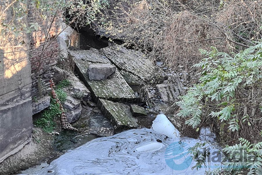 La pared del puente caída en el canal