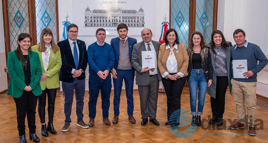 Autoridades provinciales y de Las Colonias en la firma del convenio