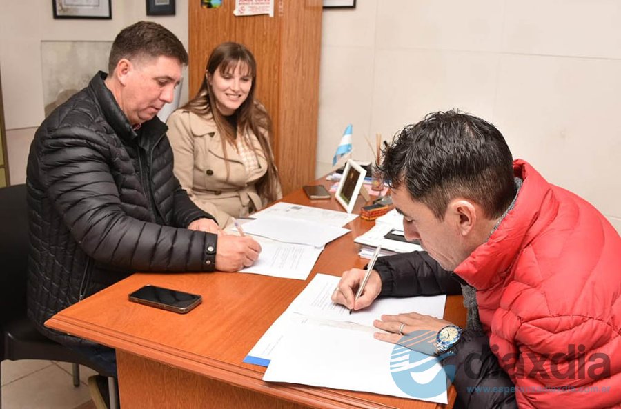 Firma del convenio para la construcción del natatorio - Prensa Pirola