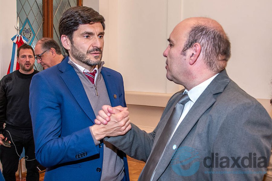 El gobernador y el intendente tras la firma.