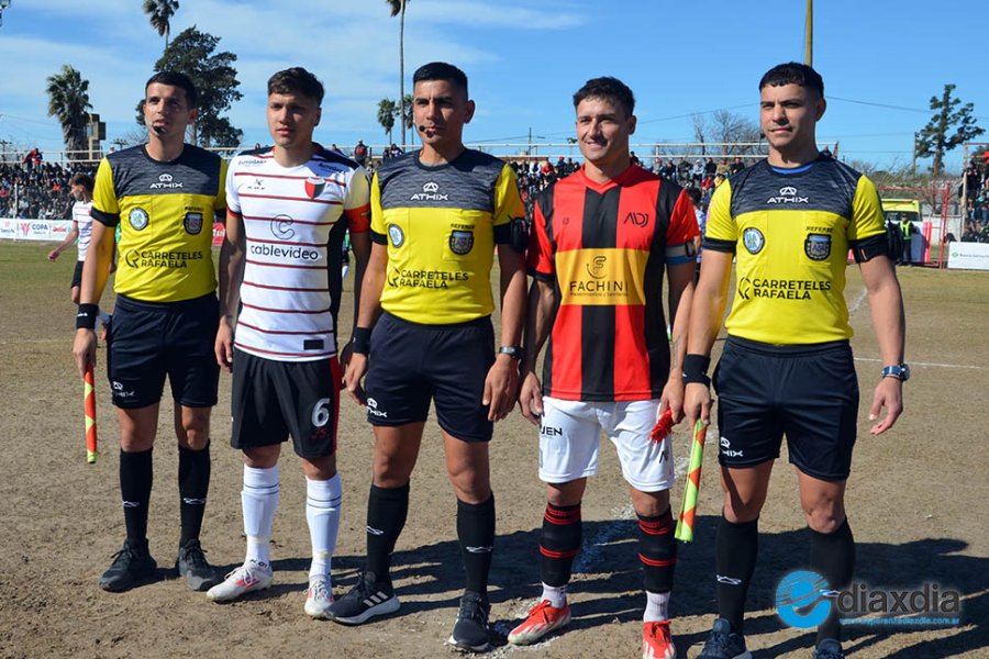 La terna arbitral con los capitanes