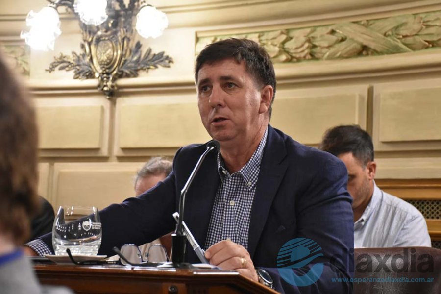 Rubén Pirola en su banca del Senado