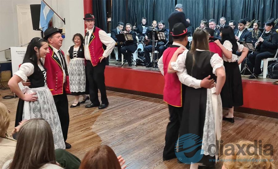 El cuerpo de baile típico suizo Tänzer Freunde - Foto Edxd