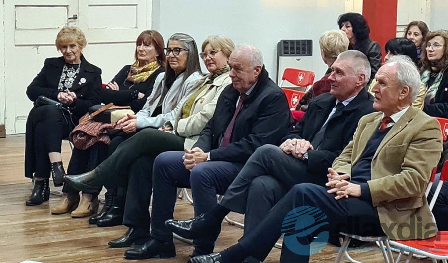 Las autoridades participando del acto en el Chalet Suizo - Foto Edxd