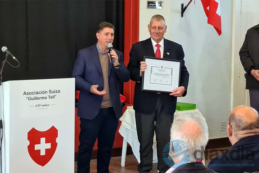 El senador provincial al momento del saludo