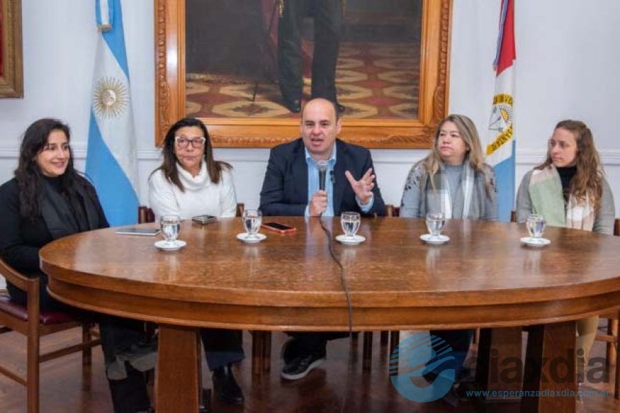 El intendente realizó el anuncio con su gabinete