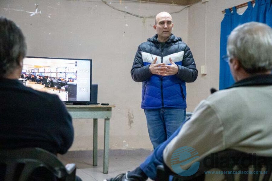 Gioria charlando con vecinos