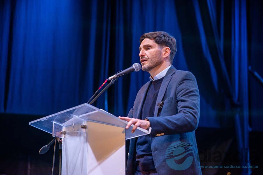 El gobernador en su mensaje en Esperanza - Prensa Municipalidad Esperanza