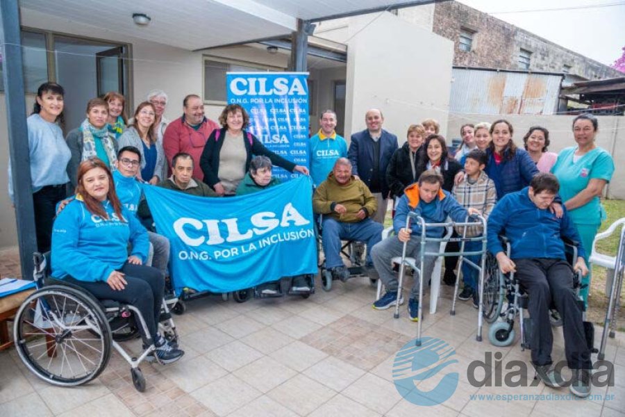 Los participantes del acto de entrega