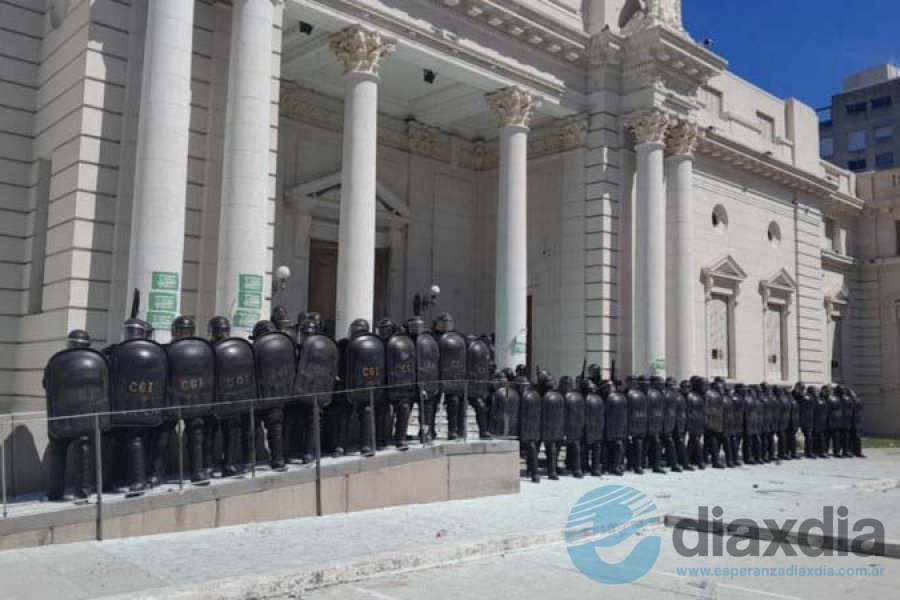 La Legislatura con la policía tras los incidentes