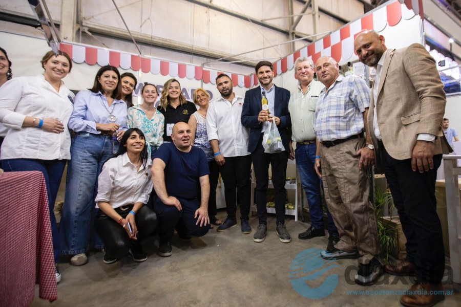 En uno de los stand en Esperanza, Apicultores obsequiaron productos al mandatario provincial. - Foto Gobernación