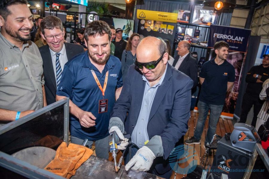 El intendente en uno de los stands