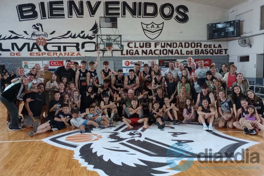 Jugadores, hinchas y familiares en los festejos