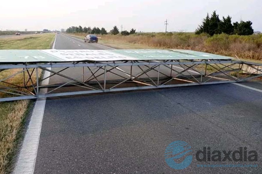 El cartel caído a la altura de Barrancas